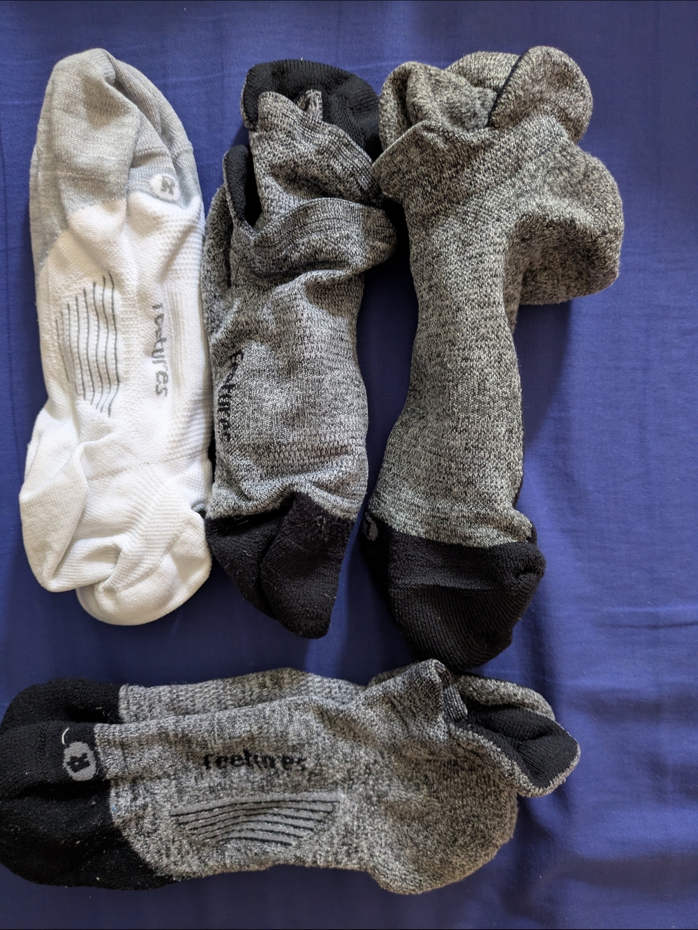 Feetures 3 Grey And 1 White No-Show Socks - Picture 2 of 4